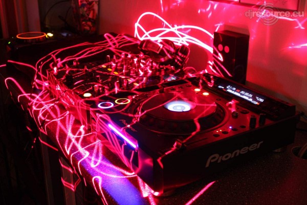 Pioneer CDJ-2000 @ DJ Booth Lead (DJ Resource)